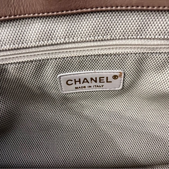 Vintage CHANEL Beige Calfskin Tote - Picture 5 of 11